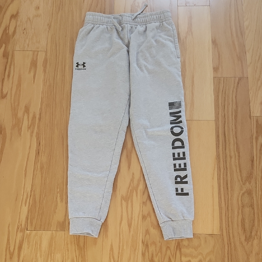 Under Armour Gray Sweatpants with Tapered Leg Design Medium